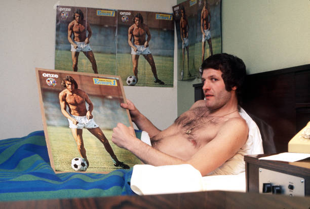 皇馬球迷震驚！齊達(dá)內(nèi)或?qū)⒃俅胃鎰e伯納烏