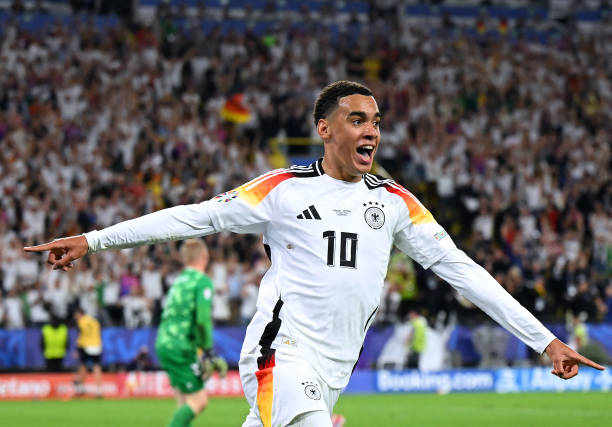 教練、球員、球迷同慶！德甲頒獎儀式展現(xiàn)足球溫情