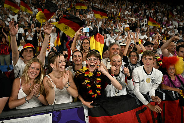 想簽誰就簽誰！FIFA足球世界破解版無限轉(zhuǎn)會費(fèi)教程