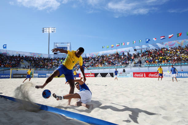 禁區(qū)手球是否必須出示黃牌？規(guī)則與實(shí)際案例