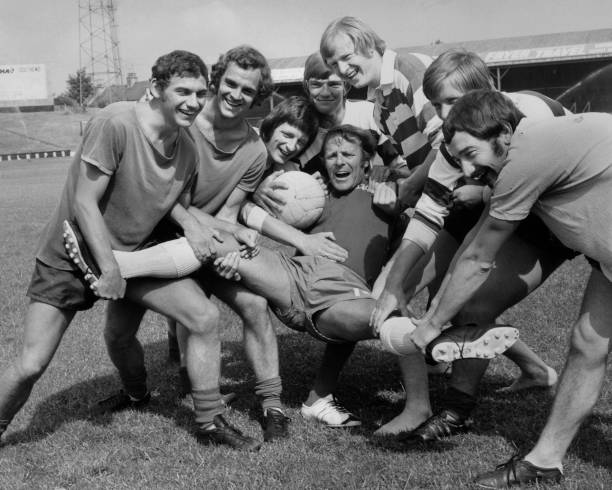 詳細(xì)分析馬拉多納如何帶領(lǐng)那不勒斯隊(duì)從意甲中游球隊(duì)蛻變?yōu)橐饧坠谲?，并成為城市的象征?></a>
                        </div>
                        <div   id=