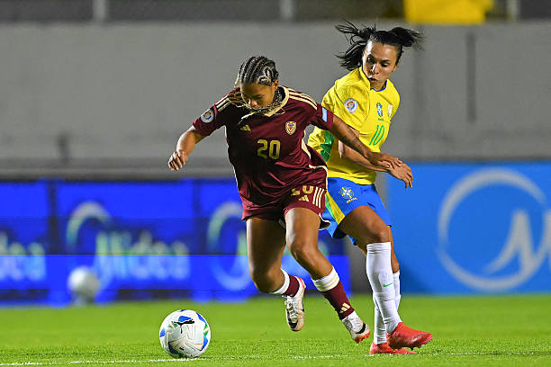 罰點(diǎn)球時(shí)停頓是否違規(guī)？裁判如何判定？