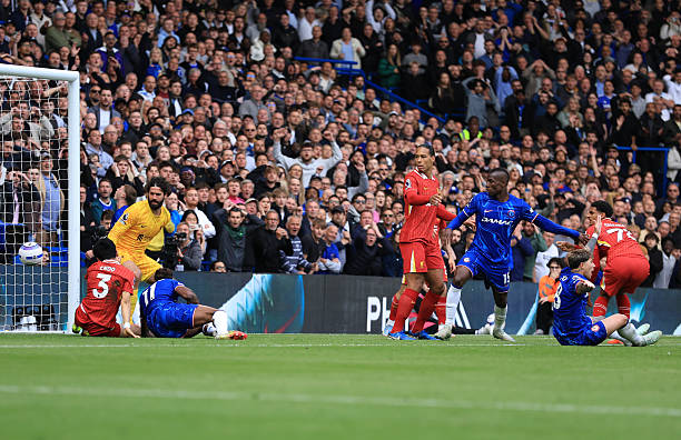 青少年足球運(yùn)動(dòng)員如何選擇合適的釘子足球鞋？