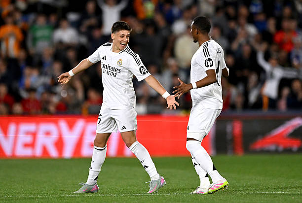 罰點(diǎn)球時(shí)，主罰隊(duì)員可以假動(dòng)作后再踢嗎？