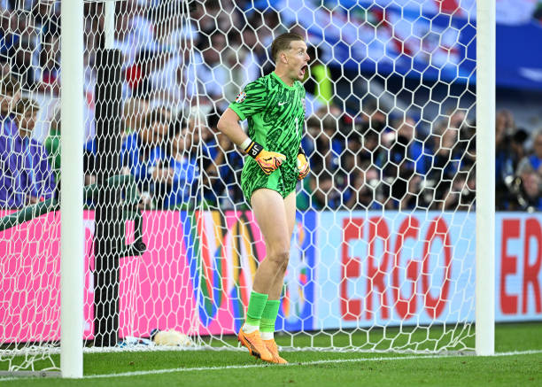 暴力美學(xué)？卡洛斯點(diǎn)球踢暈人引發(fā)安全討論