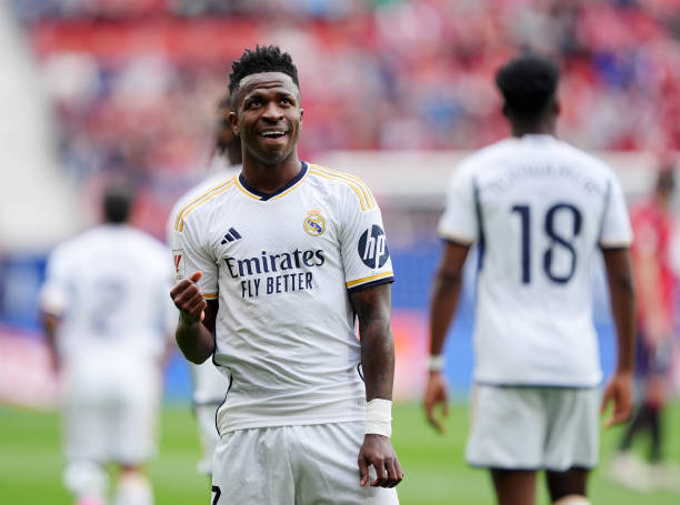 專業(yè)足球場建設：十一人制場地尺寸要求全解析