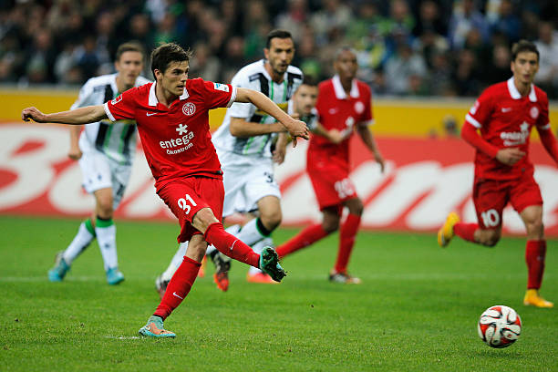 齊達內(nèi)與西班牙妻子維羅妮克：跨越國界的足球姻緣