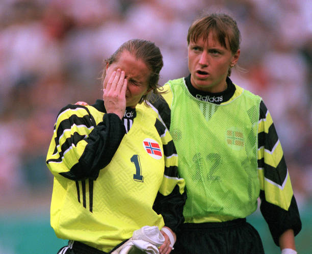 足球史上的溫情時刻！馬拉多納為梅西瘋狂打call