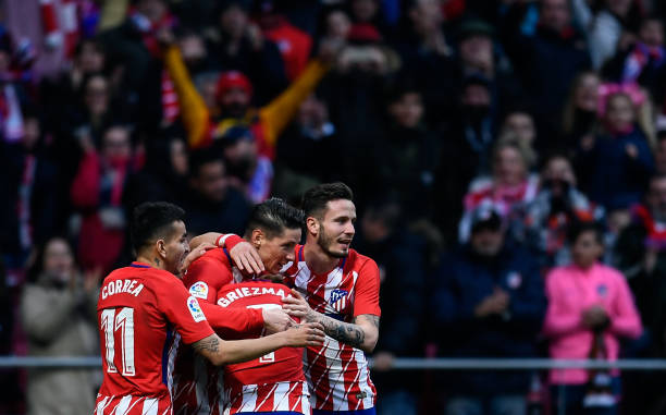 從觀眾視角描述足球比賽的激烈場面