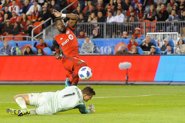 深入背景，解釋賽事因疫情推遲的特殊性