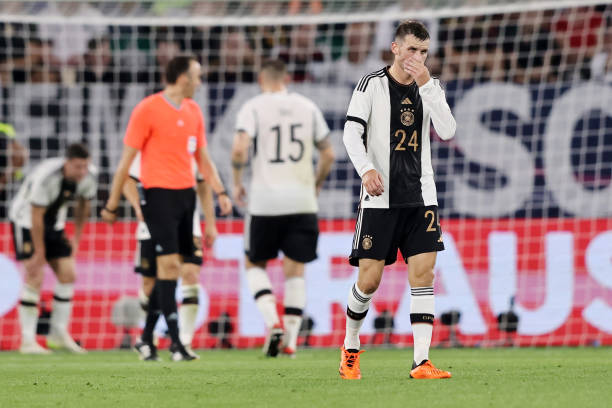 低平球 vs 高弧線球：不同邊路傳中腳法的優(yōu)缺點與適用場景對比