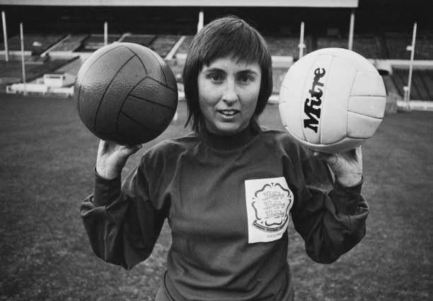 操場上的小插曲——足球踢到人身上