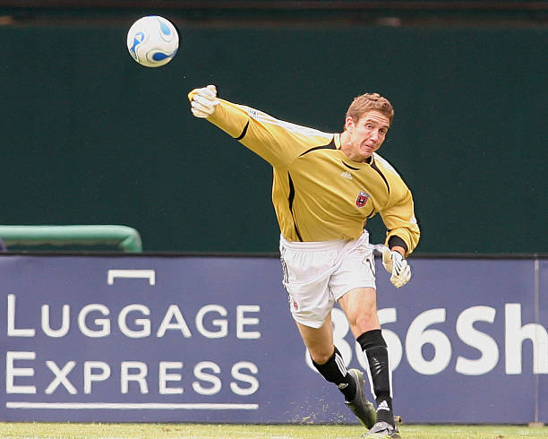 歐冠巔峰對決：皇馬4-1馬競，銀河戰(zhàn)艦加冕歐洲之王