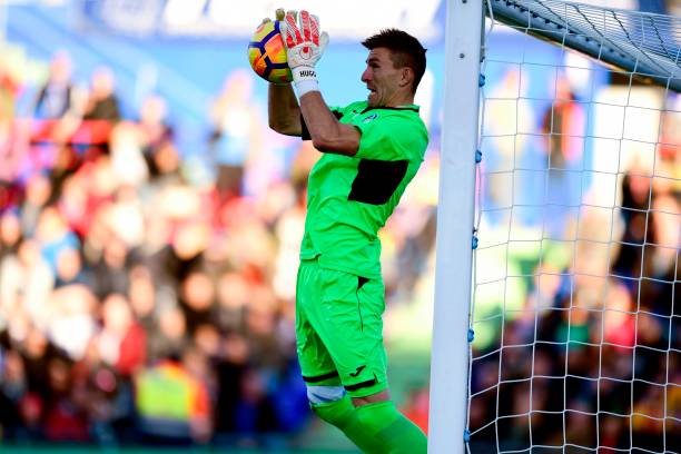 別再違例了！圖解足球邊線球的正確擲球姿勢與要領