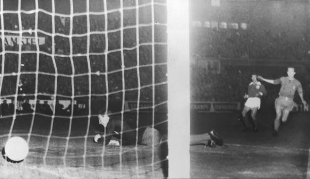 足球裁判必學：詳解判罰間接任意球的標準手勢