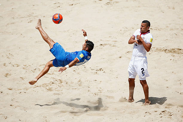 意甲冠軍頒獎(jiǎng)典禮：那不勒斯球員捧起獎(jiǎng)杯時(shí)刻