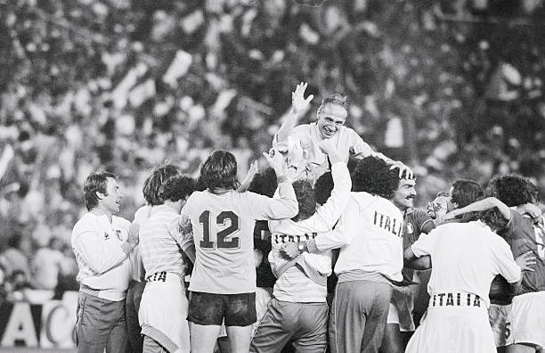 齊達(dá)內(nèi)為何屢吃紅牌？探究傳奇中場(chǎng)的火爆脾氣