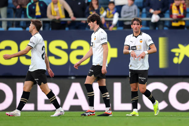 布魯克林·貝克漢姆身高與穿搭風(fēng)格：高個子男性的時尚秘訣