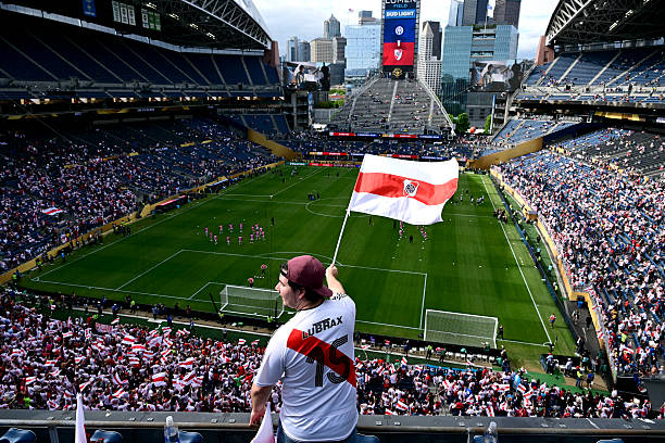 歐冠征程中的曼聯(lián)：戰(zhàn)術(shù)調(diào)整與陣容變化