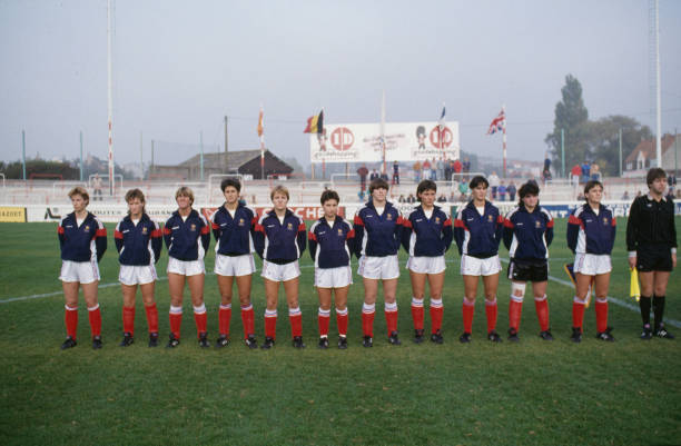 2022最新FIFA足球世界破解版下載：無限點(diǎn)券暢玩指南