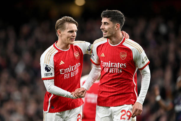 歐冠決賽主隊(duì)教練的智慧：戰(zhàn)術(shù)博弈與臨場指揮