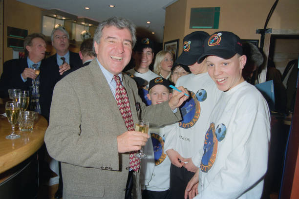 馬賽比賽中斷后續(xù)：歐足聯(lián)或?qū)⒔槿胝{(diào)查，俱樂部面臨重罰