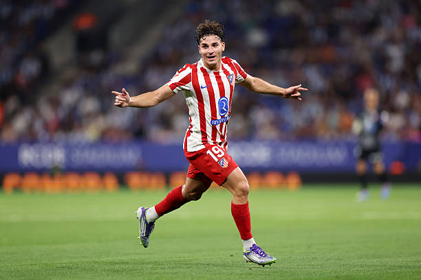 裁判服的時尚變遷：黑色如何成為足球裁判的經(jīng)典標(biāo)志？