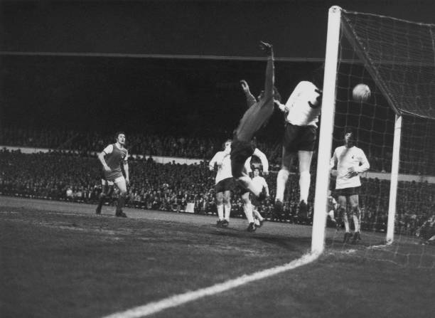 專(zhuān)業(yè)足球場(chǎng)尺寸：11人制比賽場(chǎng)地標(biāo)準(zhǔn)