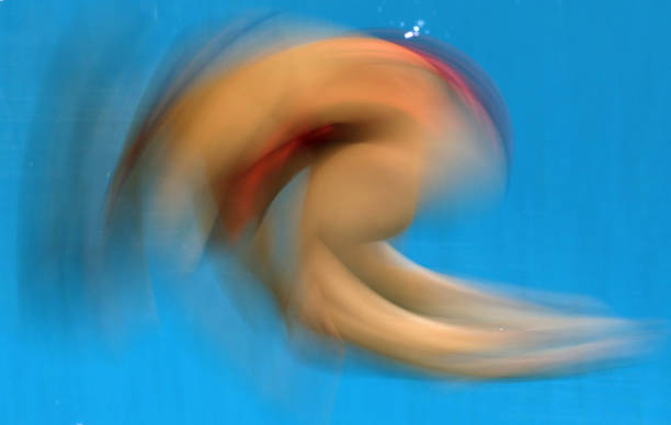 伏明霞第一次奪冠時年僅多少歲？