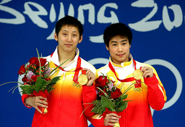 標準立定跳遠示范：體育教師親身演示的正確姿勢