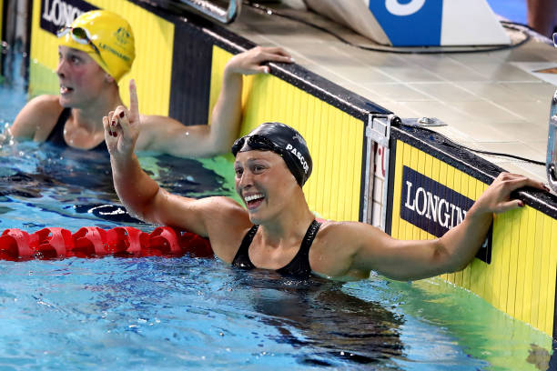 用簡(jiǎn)筆畫(huà)描繪游泳館：從線條到色彩的完整步驟