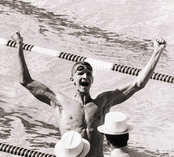 女子100米蛙泳金牌爭奪戰(zhàn)，精彩瞬間回顧