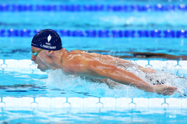 仰泳手臂動(dòng)作分解：劃水技巧與節(jié)奏控制