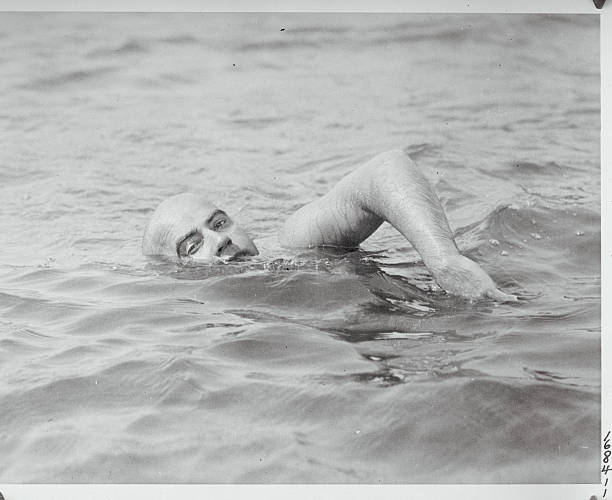 傷口接觸泳池水，真的會感染艾滋病嗎？