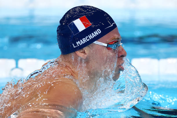 小學(xué)生游泳館簡(jiǎn)筆畫(huà)教程