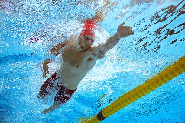 游泳館是否提供水深標(biāo)識(shí)和安全提示？