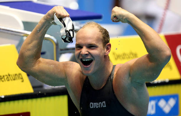 游泳比賽時(shí)間標(biāo)準(zhǔn)表解析：各泳姿與距離的達(dá)標(biāo)要求