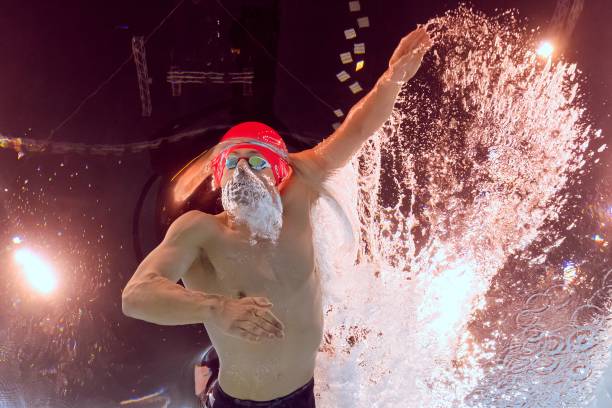 游泳接力賽的隊(duì)員人數(shù)限制是多少？