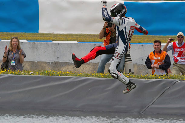 蝶泳打腿分解動作：慢動作學(xué)習(xí)腿部波浪式運(yùn)動