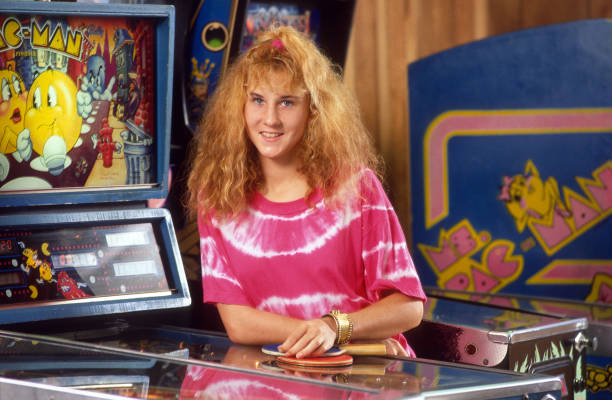 網(wǎng)球比賽中為何選手總拿三個(gè)球？揭秘背后的策略考量