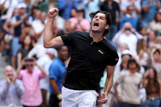 網(wǎng)球比賽中的發(fā)球規(guī)則與輪換機(jī)制