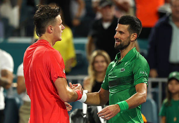 網(wǎng)球場建造與規(guī)劃：基于標(biāo)準(zhǔn)尺寸平面圖的設(shè)計(jì)要點(diǎn)