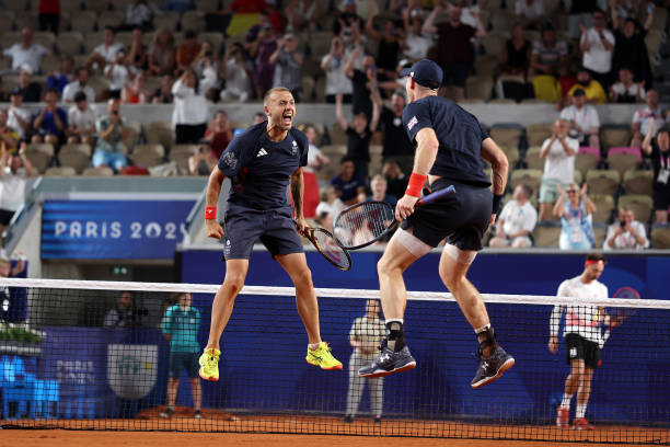 標(biāo)準(zhǔn)網(wǎng)球場(chǎng)的最小寬度要求是多少？