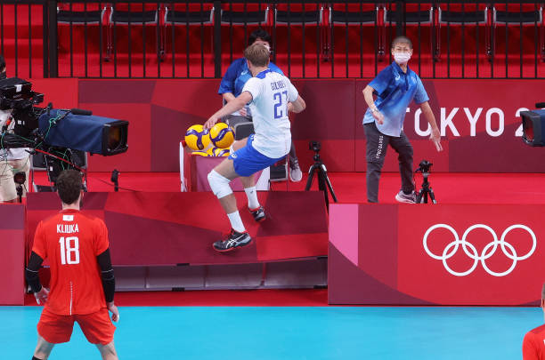 排球運(yùn)動(dòng)員位置分工：主攻、副攻、二傳、接應(yīng)、自由人、發(fā)球手