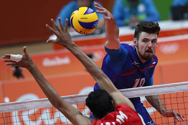 實戰(zhàn)演示：排球裁判手勢的正確使用方法