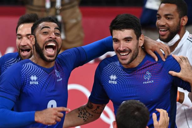 龔翔宇一家四口笑容燦爛，展現(xiàn)和睦家庭氛圍