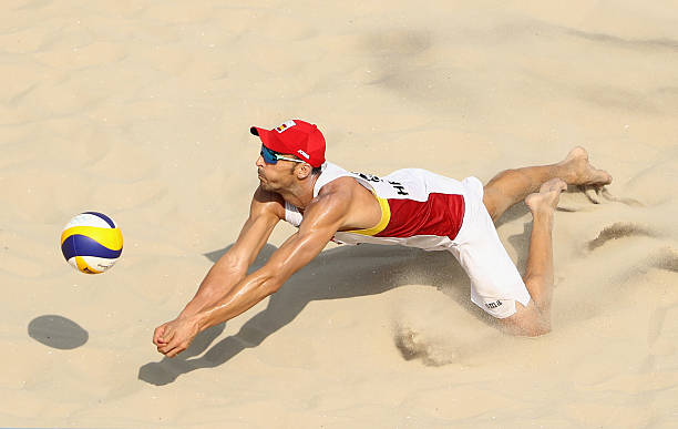 實(shí)戰(zhàn)演練：中考排球墊球如何應(yīng)對不同來球？