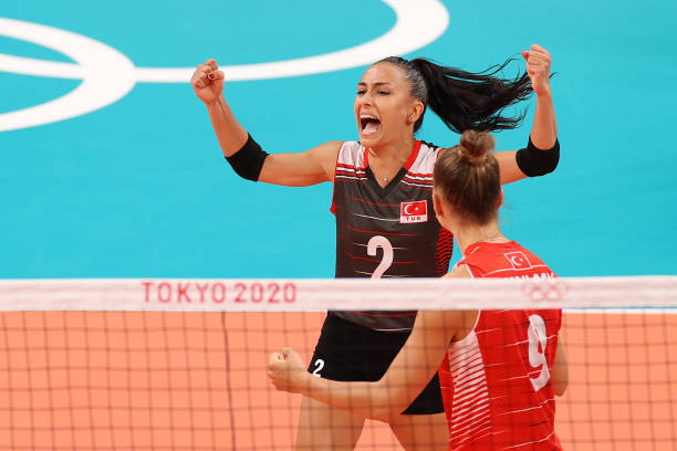 中考排球發(fā)球不再怕：上手發(fā)球與下手發(fā)球的得分秘籍