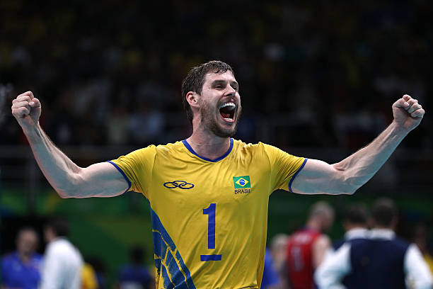 排球上手發(fā)球與下手發(fā)球?qū)Ρ冉虒W(xué)視頻