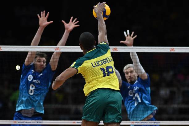 排球比賽中魚躍救球的規(guī)則與裁判判罰標(biāo)準(zhǔn)